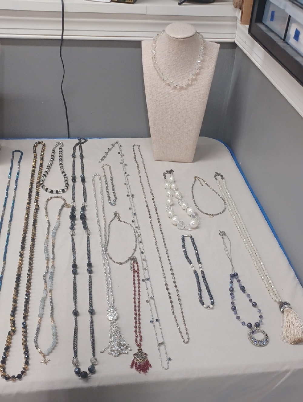 Preview For 5-19-26 .. 16lbs Of Crystal.. 8.00 Starts On Necklaces - Picture 3 of 17